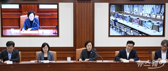 (중앙)한성숙 국무총리가 9일 오전 서울 종로구 정부서울청사에서 국가정책조정회의를 주재하고 있다. 사진=강민석 기자