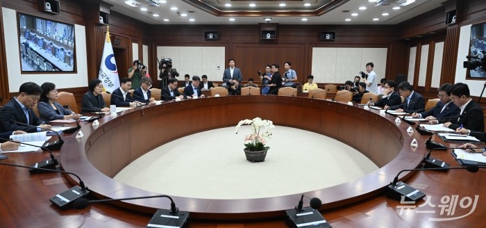 (왼쪽 세 번째)한성숙 국무총리가 9일 오전 서울 종로구 정부서울청사에서 열린 국가정책조정회의에서 모두발언을 하고 있다. 사진=강민석 기자