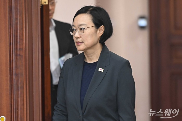 한성숙 국무총리가 9일 오전 서울 종로구 정부서울청사에서 국가정책조정회의를 주재하기 위해 회의장으로 들어서고 있다. 사진=강민석 기자