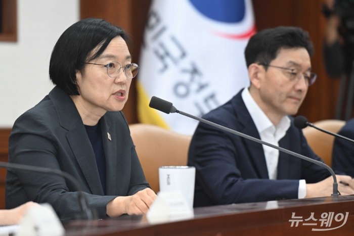 한성숙 국무총리가 9일 오전 서울 종로구 정부서울청사에서 열린 국가정책조정회의에서 모두발언을 하고 있다. 사진=강민석 기자