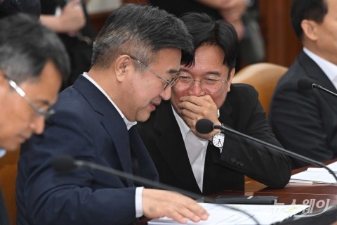 '국가정책조정회의' 대화 나누는 김영훈·윤호중