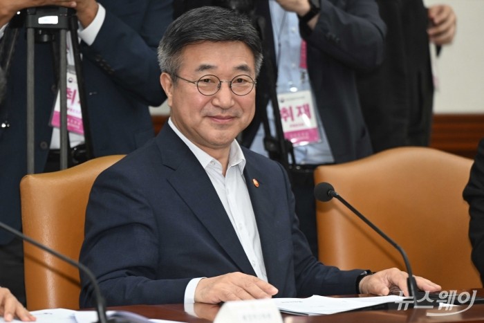 윤호중 행정안전부 장관이 9일 오전 서울 종로구 정부서울청사에서 국가정책조정회의에 참석해 미소를 짓고 있다. 사진=강민석 기자
