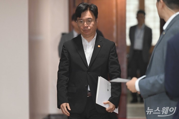 김영훈 고용노동부 장관이 9일 오전 서울 종로구 정부서울청사에서 국가정책조정회의에 참석하기 위해 회의장으로 들어서고 있다. 사진=강민석 기자
