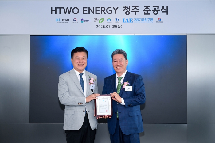 (왼쪽부터) 충청북도 신용한 도지사와 현대차그룹 기획조정담당 서강현 사장이 기념 촬영을 하는 모습 사진=현대차