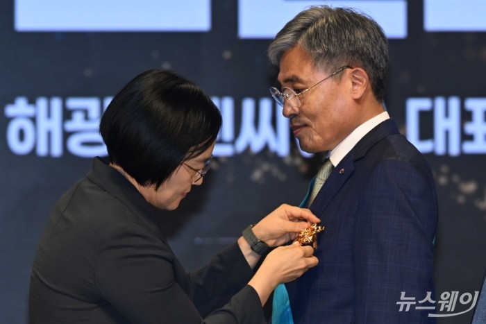 한성숙 국무총리가 9일 오후 서울 강남구 건설회관에서 열린 2026 건설의 날 행사에서 조인호 해광이엔씨 대표에게 금탑산업훈장을 수여하고 있다. 사진=강민석 기자