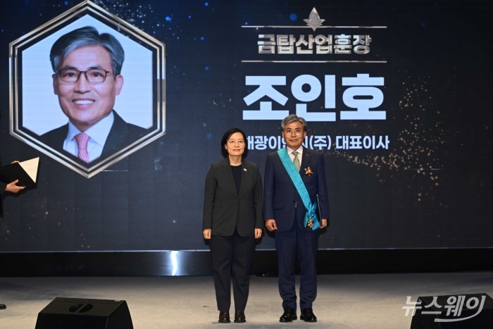 한성숙 국무총리가 9일 오후 서울 강남구 건설회관에서 열린 2026 건설의 날 행사에서 조인호 해광이엔씨 대표에게 금탑산업훈장을 수여한 뒤 기념촬영을 하고 있다. 사진=강민석 기자