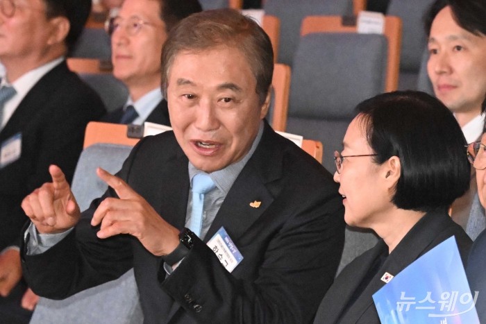 (왼쪽)한승구 대한건설협회장과 한성숙 국무총리가 9일 오후 서울 강남구 건설회관에서 열린 2026 건설의 날 행사에서 대화하고 있다. 사진=강민석 기자