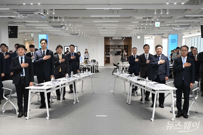 (오른쪽 두 번째와 세 번째)윤호중 행정안전부 장관과 이찬진 금융감독원장을 비롯한 참석자들이 9일 오후 서울 강남구 토스 신논현 사옥에서 열린 주민등록증 진위 확인 확대를 위한 업무협약식에서 국민의례를 하고 있다. (왼쪽 첫 번째부터 뒤로)박상진 네이버페이 대표, 이승건 토스 대표, 신원근 카카오페이 대표, 조영진 행안부 대변인, (오른쪽 첫 번째부터 뒤로)채병득 금융결제원장, 윤 행안부 장관, 이 금감원장, 진명기 행안부 자치혁신실장. 사진=강민석 기자