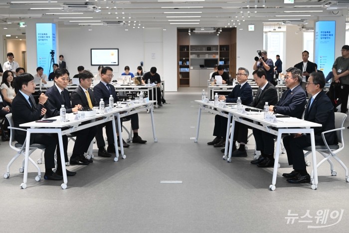 (왼쪽 첫 번째)박상진 네이버페이 대표가 업무협약식에 참석해 발언하고 있다. 사진=강민석 기자