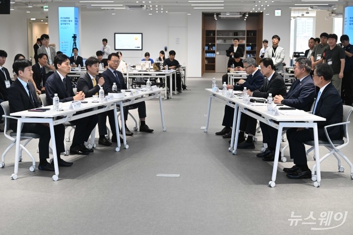(왼쪽 세 번째)신원근 카카오페이 대표가 9일 오후 서울 강남구 토스 신논현 사옥에서 열린 주민등록증 진위 확인 확대를 위한 업무협약식에서 발언하고 있다. 사진=강민석 기자
