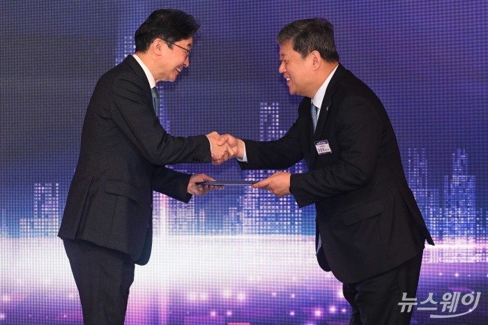 (왼쪽)이억원 금융위원장이 10일 오전 서울 종로구 포시즌스 호텔에서 열린 정보보호의 날 기념식에서 김정각 한국증권금융 대표이사에게 유공자 표창을 수여한 뒤 악수하고 있다. 사진=강민석 기자