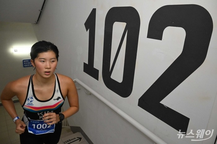 수직마라톤(SKY RUN) 참가자가 12일 오전 서울 송파구 롯데월드타워에서 열린 '2026 롯데 아쿠아슬론(2026 LOTTE AQUATHLON)'에서 결승점을 향해 달리고 있다. 사진=강민석 기자