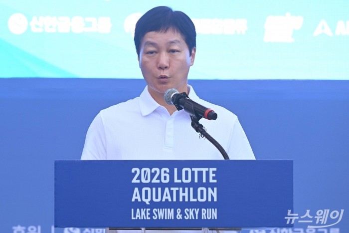 장재훈 롯데물산 대표이사가 12일 오전 서울 송파구 아레나광장에서 열린 '2026 롯데 아쿠아슬론(2026 LOTTE AQUATHLON)'에서 환영사를 하고 있다. 사진=강민석 기자
