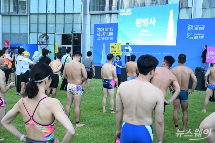장재훈 롯데물산 대표이사가 12일 오전 서울 송파구 아레나광장에서 열린 '2026 롯데 아쿠아슬론(2026 LOTTE AQUATHLON)'에서 환영사를 하고 있다. 사진=강민석 기자