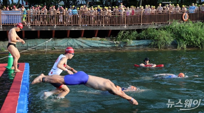 12일 오전 서울 송파구 잠실 석촌호수에서 열린 '2026 롯데 아쿠아슬론(2026 LOTTE AQUATHLON)'에서 참가자들이 수영을 하고 있다. 사진=강민석 기자