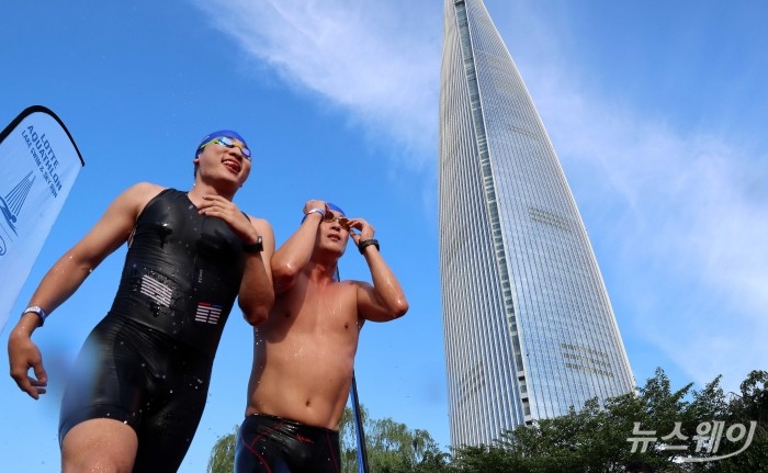 12일 오전 서울 송파구 잠실 석촌호수에서 열린 '2026 롯데 아쿠아슬론(2026 LOTTE AQUATHLON)'에서 참가자들이 수영을 하고 있다. 사진=강민석 기자