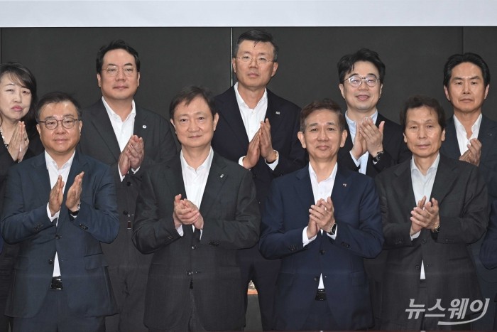 (앞줄 왼쪽 두 번째)이찬진 금감원장과 (앞줄 오른쪽 두 번째)황성엽 금융투자협회장을 비롯한 참석자들이 13일 오전 서울 여의도 금융투자협회에서 열린 자산운용사 CEO 간담회에서 기념촬영을 하고 있다. 사진=강민석 기자