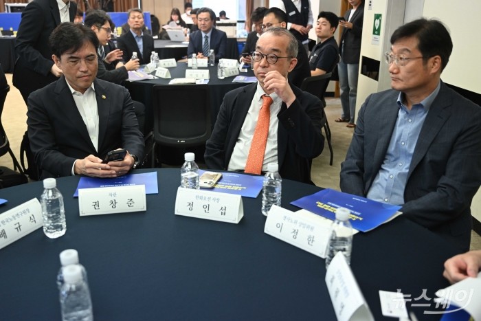 (오른쪽 두 번째)정인섭 한화오션 사장이 13일 오전 서울 중구 한국프레스센터에서 열린 조선업 상생발전 노사정 협의체 발족식에 참석해 자리하고 있다. 사진=강민석 기자