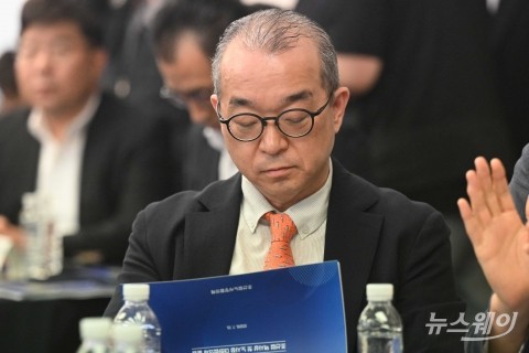 '조선업 상생발전 노사정 협의체' 자료 살펴보는 정인섭 한화오션 사장