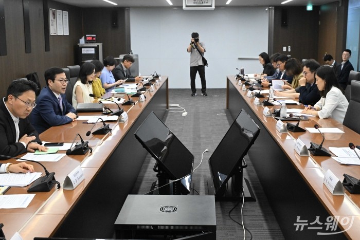(왼쪽 두 번째)여한구 산업통상부 통상교섭본부장이 13일 오후 서울 중구 한국산업기술기획평가원에서 열린 제58차 통상추진위원회에서 모두발언을 하고 있다. 사진=강민석 기자