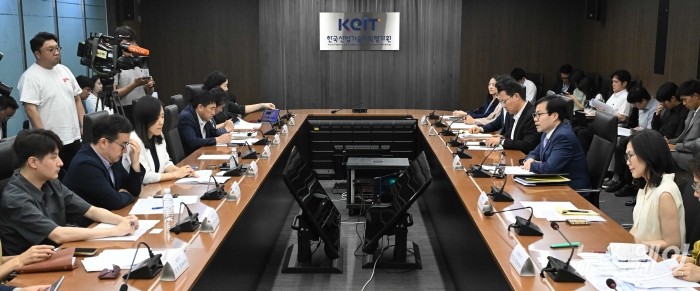 (오른쪽 두 번째)여한구 산업통상부 통상교섭본부장이 13일 오후 서울 중구 한국산업기술기획평가원에서 제58차 통상추진위원회를 주재하고 있다. 사진=강민석 기자