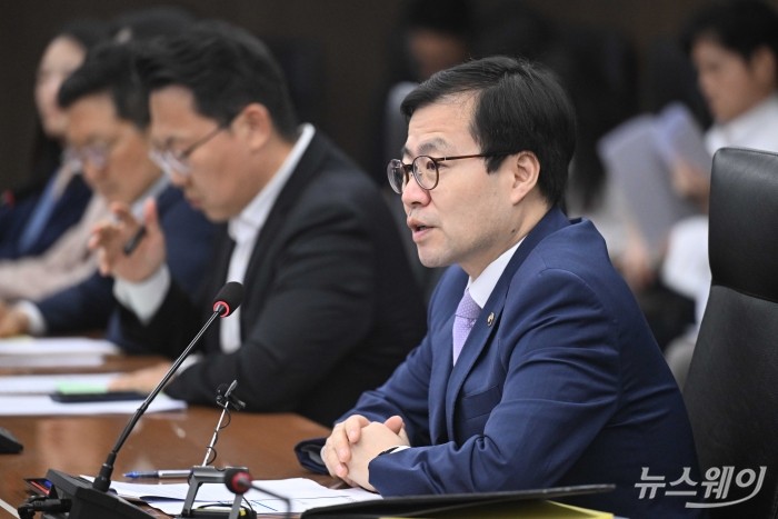 (오른쪽 두 번째)여한구 산업통상부 통상교섭본부장이 13일 오후 서울 중구 한국산업기술기획평가원에서 제58차 통상추진위원회를 주재하고 있다. 사진=강민석 기자