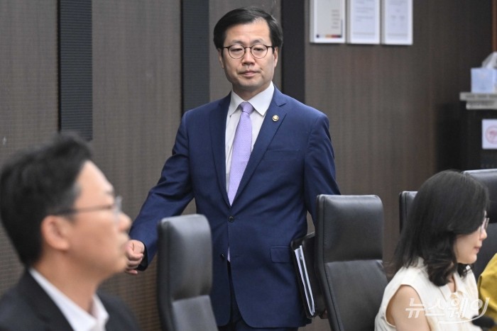 (오른쪽 두 번째)여한구 산업통상부 통상교섭본부장이 13일 오후 서울 중구 한국산업기술기획평가원에서 제58차 통상추진위원회를 주재하기 위해 회의장으로 이동하고 있다. 사진=강민석 기자