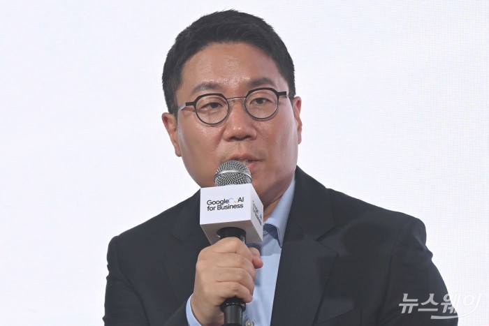 윤구 구글코리아 사장이 14일 오전 서울 중구 신라호텔에서 열린 구글 AI 포 비즈니스(Google AI for Business) 2026 기자간담회에서 '구글 AI, 한국 파트너의 내일을 함께 그리다' 주제로 대담을 하고 있다. 사진=강민석 기자