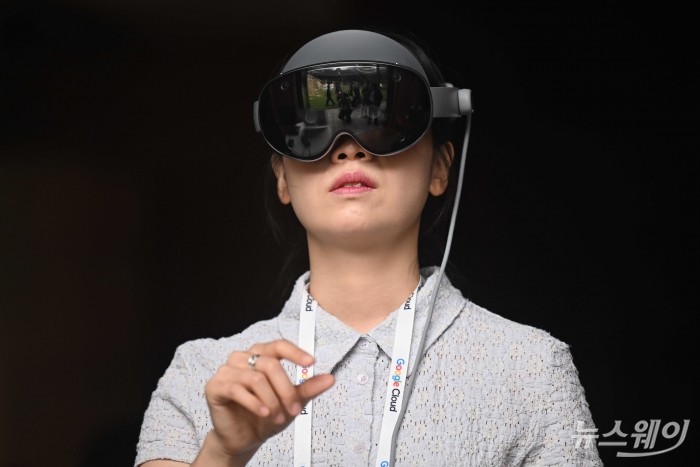 '구글 AI 포 비즈니스(Google AI for Business) 2026 ' 찾은 관람객이 14일 오전 서울 중구 신라호텔에 마련된 전시부스에서 안드로이드 XR을 체험하고 있다. 사진=강민석 기자