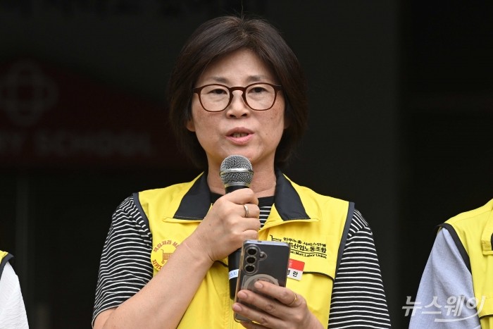 장경란 마트노조경기본부장이 14일 오후 서울 강서구 홈플러스 본사 앞에서 열린 MBK의 일방적 면담 취소 규탄 및 노동조합 입장발표 기자회견에서 발언하고 있다. 사진=강민석 기자