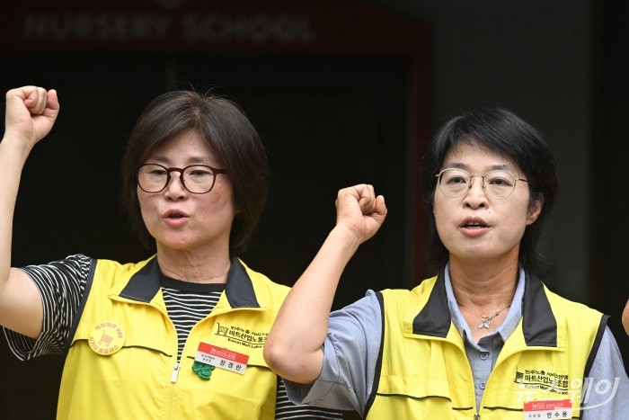 (오른쪽)안수용 민주노총 서비스연맹 마트산업노조 홈플러스지부장이 기자회견에서 구호를 외치고 있다. 사진=강민석 기자