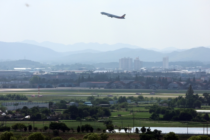 반도체 클러스터 부지로 지정된 전남광주통합특별시 광산구 군 공항에서 여객기가 이륙하고 있다. 사진=연합뉴스