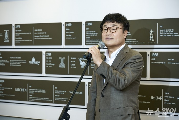 현몽주 워커힐 대표가 14일 서울 광진구 비스타 워커힐 로비에서 브랜드 헤리티지와 미래 비전을 담은 브랜드 경험 공간 '워커힐 스토리 라운지'를 소개하고 있다. 사진=워커힐 호텔앤리조트