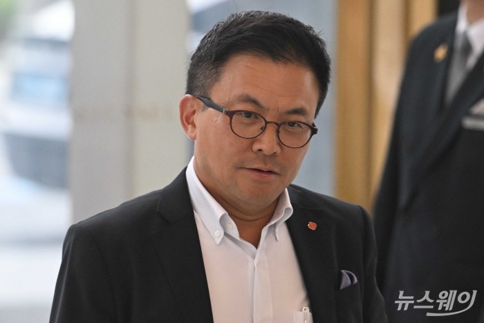 김대일 코리아세븐 대표이사가 15일 오후 서울 송파구 롯데월드타워에서 열린 '2026 하반기 롯데 VCM(Value Creation Meeting·옛 사장단회의)'에 참석하기 회의장으로 이동하고 있다.사진=강민석 기자