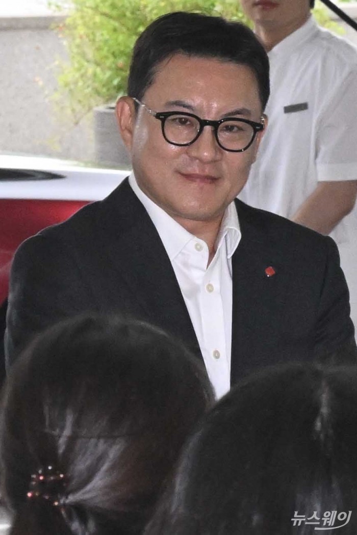 서정호 롯데웰푸드 대표가 15일 오후 서울 송파구 롯데월드타워에서 열린 '2026 하반기 롯데 VCM(Value Creation Meeting·옛 사장단회의)'에 참석하기 위해 회의장으로 이동하고 있다. 사진=강민석 기자