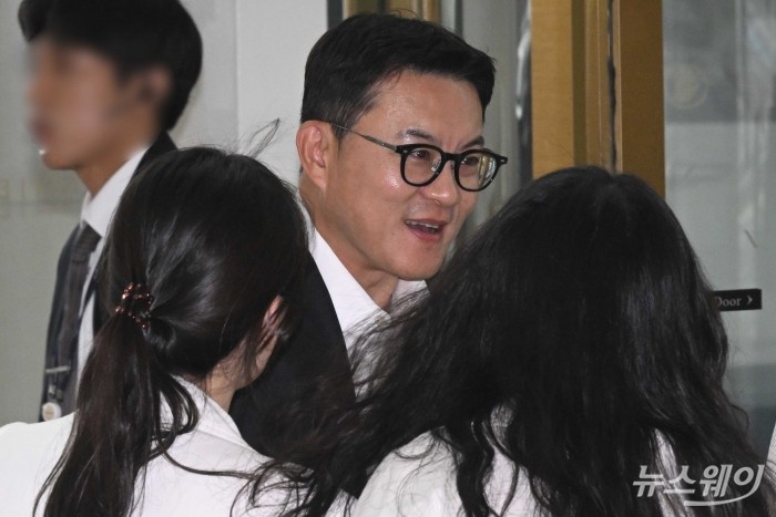 서정호 롯데웰푸드 대표가 15일 오후 서울 송파구 롯데월드타워에서 열린 '2026 하반기 롯데 VCM(Value Creation Meeting·옛 사장단회의)'에 참석하기 위해 회의장으로 이동하고 있다. 사진=강민석 기자