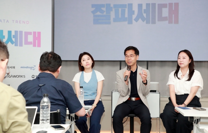 (왼쪽부터)이신형 KT 밀리의서재 무제한독서팀장, 김진욱 마인드로직 대표, 유경원 아이지에이웍스 전사마케팅팀장이 15일 오전 서울 서대문구 피알브릿지 본사에서 '데이터로 읽는 2026 상반기 트렌드' 세미나를 진행하고 있다. 사진=피알브릿지 제공