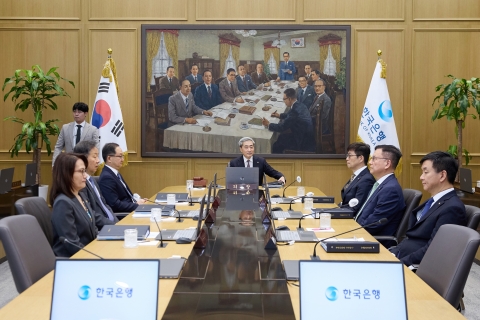 한은 금통위 3년 6개월 만에 기준금리 인상 '긴축전환'