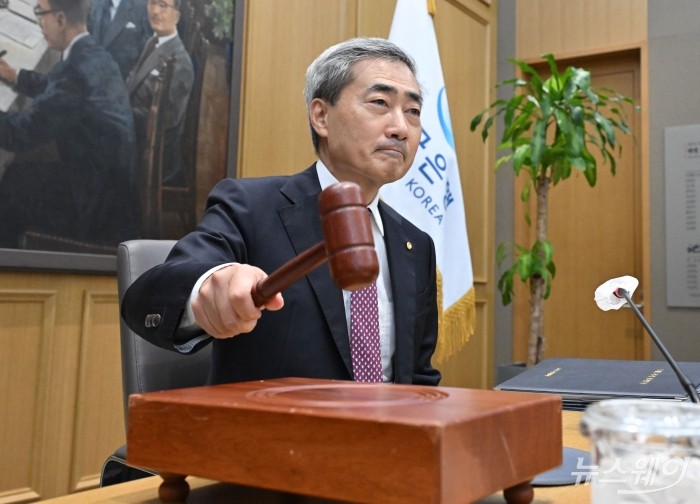신현송 한국은행 총재가 16일 오전 서울 중구 한국은행에서 열린 금융통화위원회 본회의에 참석해 의사봉을 두드리고 있다. 사진=사진공동취재단