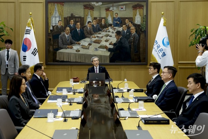 신현송 한국은행 총재가 16일 오전 서울 중구 한국은행에서 열린 금융통화위원회 본회의에 참석해 의사봉을 두드리고 있다. 사진=사진공동취재단