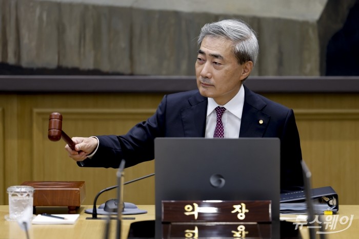 신현송 한국은행 총재가 16일 오전 서울 중구 한국은행에서 열린 금융통화위원회 본회의에 참석해 의사봉을 두드리고 있다. 사진=사진공동취재단