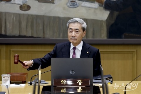한은, 3년 6개월 만에 기준금리0.25p 인상 2.50→2.75%