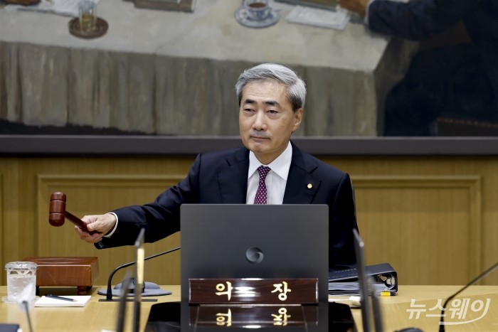 신현송 한국은행 총재가 16일 오전 서울 중구 한국은행에서 열린 금융통화위원회 본회의에 참석해 의사봉을 두드리고 있다. 사진=사진공동취재단