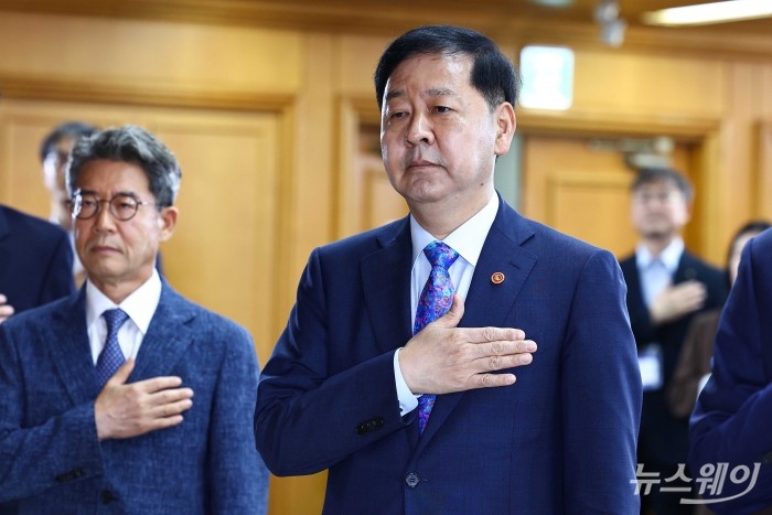 구윤철 경제부총리 겸 재정경제부 장관과 참석자들이 16일 오전 서울 중구 은행회관에서 진행된 부동산 세제 국민 의견 경청 토론회에서 국민의례를 하고 있다. 사진=강민석 기자