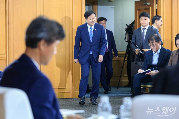 구윤철 경제부총리 겸 재정경제부 장관이 16일 오전 서울 중구 은행회관에서 부동산 세제 국민 의견 경청 토론회를 주재하기 위해 회의장으로 들어서고 있다. 사진=강민석 기자