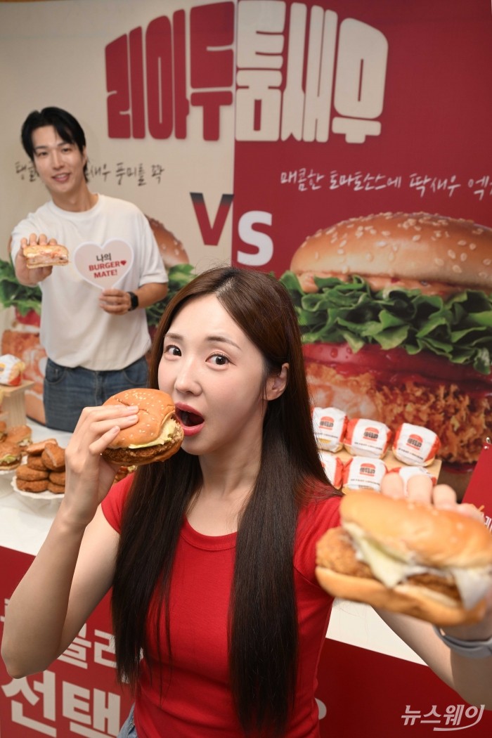 롯데리아가 16일 오전 서울 서대문구 롯데리아 서대문역점에서 탱글하고 두툼한 새우 패티를 담은 신메뉴 2종 '리아 두툼새우'와 '리아 두툼새우 스파이시토마토'를 선보이고 있다. 사진=강민석 기자