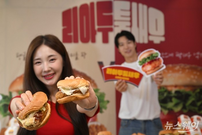 롯데리아가 16일 오전 서울 서대문구 롯데리아 서대문역점에서 탱글하고 두툼한 새우 패티를 담은 신메뉴 2종 '리아 두툼새우'와 '리아 두툼새우 스파이시토마토'를 선보이고 있다. 사진=강민석 기자