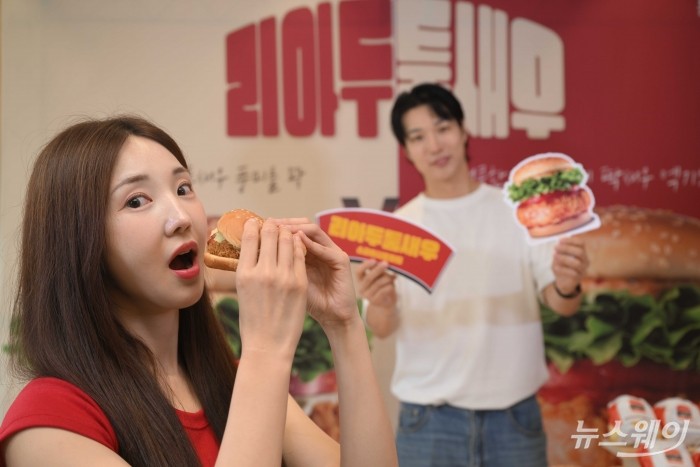 롯데리아가 16일 오전 서울 서대문구 롯데리아 서대문역점에서 탱글하고 두툼한 새우 패티를 담은 신메뉴 2종 '리아 두툼새우'와 '리아 두툼새우 스파이시토마토'를 선보이고 있다. 사진=강민석 기자