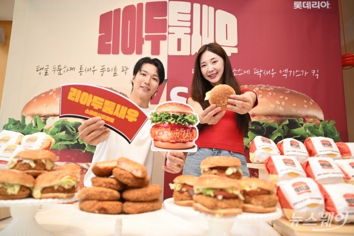 롯데리아가 16일 오전 서울 서대문구 롯데리아 서대문역점에서 탱글하고 두툼한 새우 패티를 담은 신메뉴 2종 '리아 두툼새우'와 '리아 두툼새우 스파이시토마토'를 선보이고 있다. 사진=강민석 기자