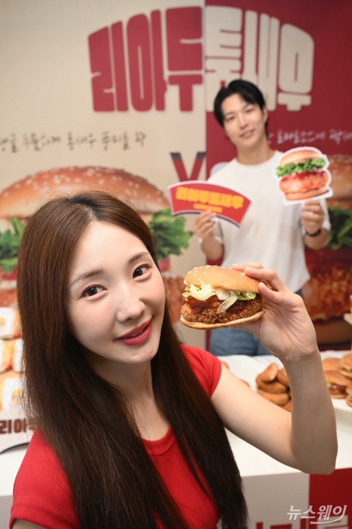롯데리아가 16일 오전 서울 서대문구 롯데리아 서대문역점에서 탱글하고 두툼한 새우 패티를 담은 신메뉴 2종 '리아 두툼새우'와 '리아 두툼새우 스파이시토마토'를 선보이고 있다. 사진=강민석 기자